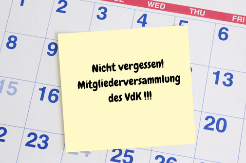 Ein Kalender mit einem Post-it, das an den Termin für die Mitgliederversammlung erinnert.